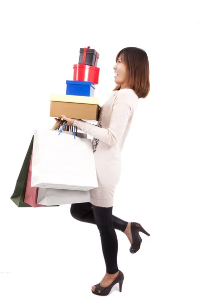 Jovem mulher de compras feliz com um monte de caixa de presente e saco de compras — Fotografia de Stock