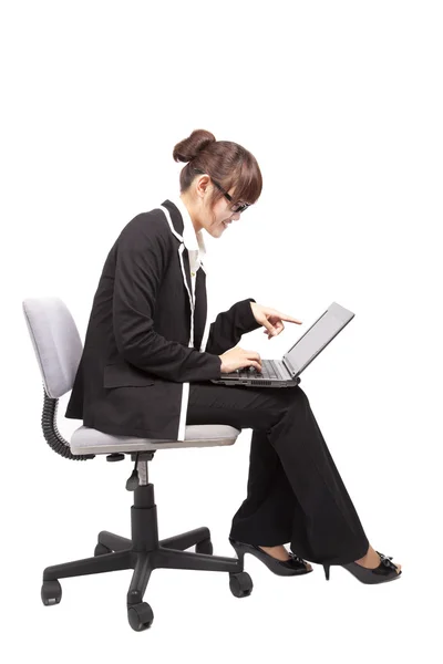Biznes kobieta korzysta z laptopa na krześle — Zdjęcie stockowe