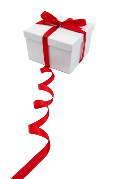 Cadeau boîte blanche et ruban rouge et arc — Photo