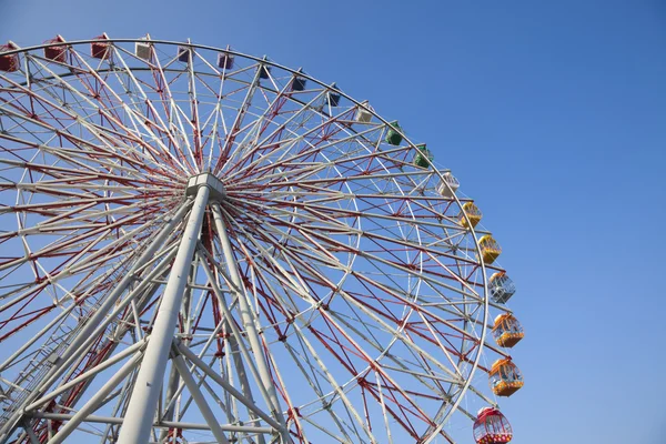 Ferris wheel under blue sky — Stock Photo, Image
