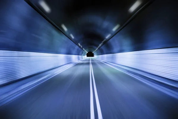 Nachtfahrt durch den alten Tunnel — Stockfoto