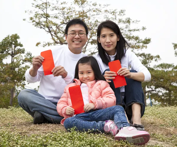 Feliz Família Chinesa Segurando Envelope Vermelho Celebrando Ano Novo Chinês — Fotografia de Stock