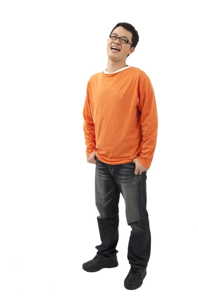 Молодой человек, стоящий с руками в изолированных карманах — стоковое фото
