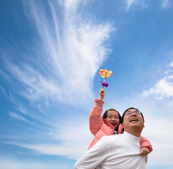 Menina feliz e pai com fundo de nuvem — Fotografia de Stock