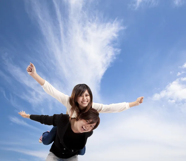 Jonge Aziatische Paar Glimlachend Onder Blauwe Hemel Cloud — Stockfoto