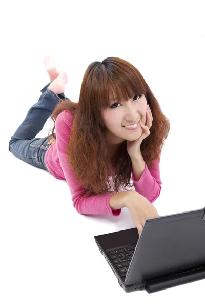 漂亮亚洲女孩躺在地上用 Laptop Isolated 白色背景 — 图库照片