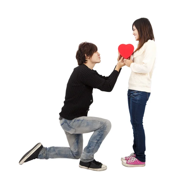 Asiatischer Junger Mann Übergibt Liebesgeschenk Junge Frau Valentinstag Isoliert Auf — Stockfoto