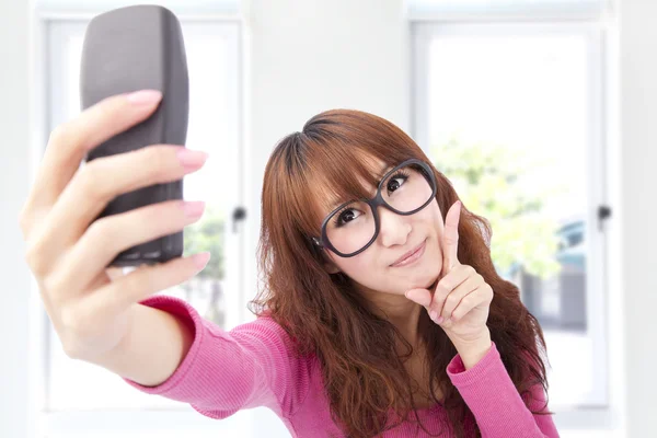 Giovane donna asiatica scattare foto dal suo cellulare — Foto Stock