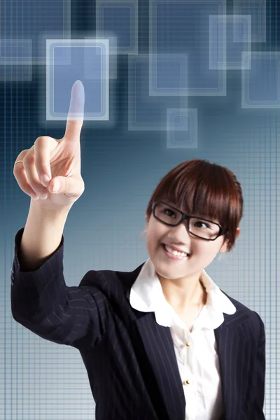 Lächelnde Geschäftsfrau drückt einen Touchscreen-Knopf — Stockfoto