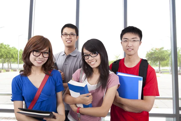 Glimlachende studerende staan in de klas — Stockfoto