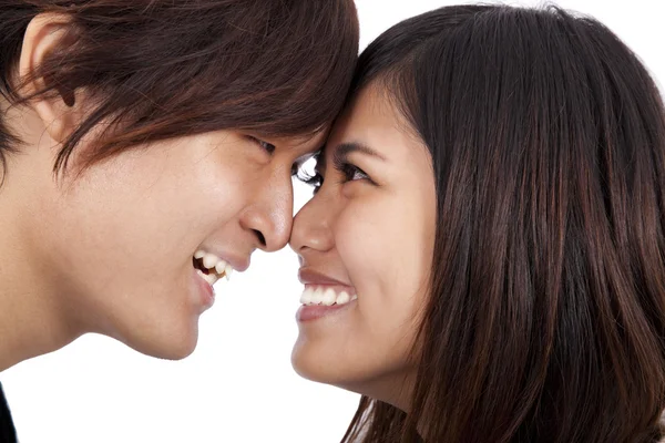 Νεαρό ζευγάρι της Ασίας πρόσωπο με πρόσωπο και χαμογελαστός — Φωτογραφία Αρχείου