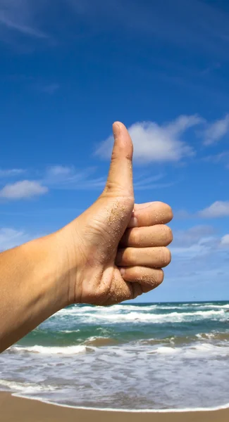 Duim Omhoog Hand Bord Met Beach Achtergrond — Stockfoto