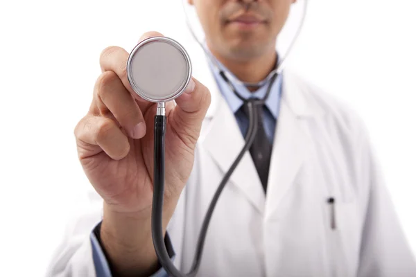 Docteur tenant un stéthoscope — Photo