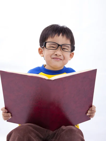 Szczęśliwy Młody Chłopiec Azjatyckich Book Isolated Białym Tłem — Zdjęcie stockowe