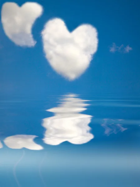 Δύο Σύννεφα Αγάπης Στον Καθαρό Ουρανό Και Νερό — Φωτογραφία Αρχείου