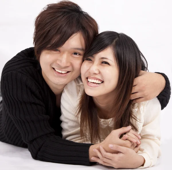 Szczęśliwa młoda kobieta i mężczyzna uśmiechający się razem — Zdjęcie stockowe