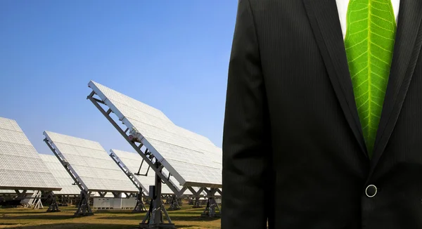 绿色商务 Concept Business 男人与太阳能发电设备 — 图库照片
