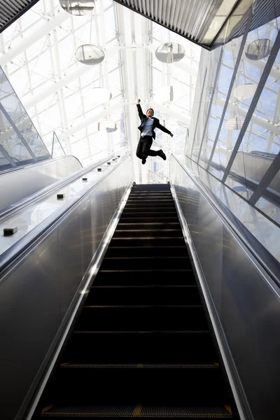 Feliz Hombre Negocios Escaleras Mecánicas Edificio Moderno —  Fotos de Stock