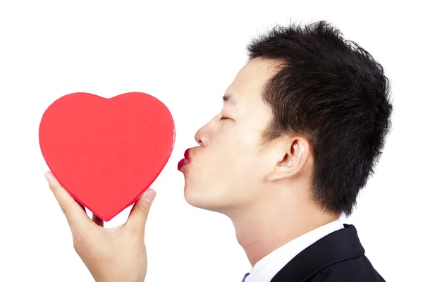 Junger Mann Küsst Rote Geschenkschachtel Der Liebe — Stockfoto