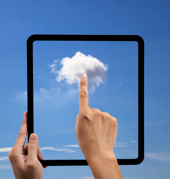 Cloud computing and touch pad concept (en inglés). mano sosteniendo marco vacío negro y t — Foto de Stock
