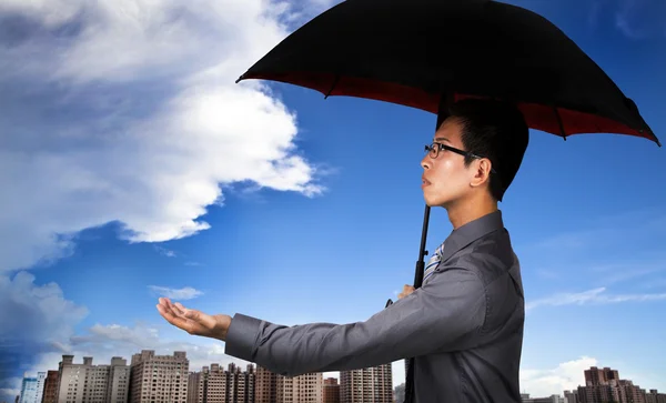 该保险代理人与伞和天气的观察 — 图库照片