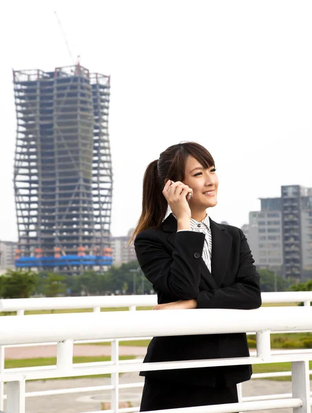 Kobieta Szczęśliwa Azjatycki Biznes Rozmowa Telefon Biurowiec Tło — Zdjęcie stockowe