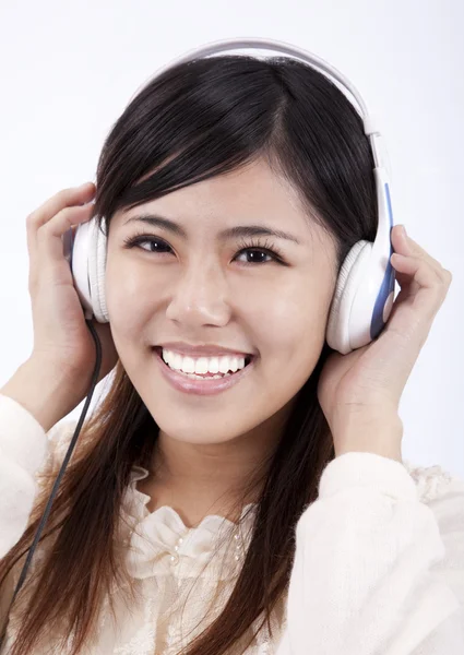 快乐的亚洲女孩与耳机 — 图库照片