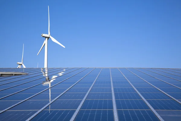 Солнечная Ветровая Энергия Чистым Небом — стоковое фото
