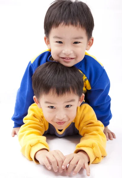Twin brothers.two niños felices. Aislado con fondo blanco . — Foto de Stock