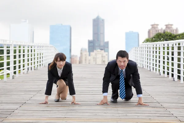 Business man and woman getting ready for race in business — Stock Photo, Image