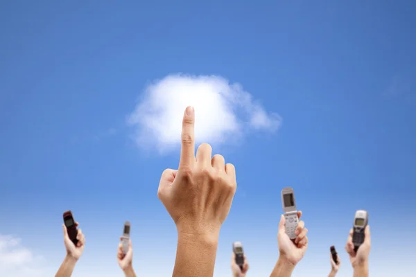 La mano toca la nube y sostiene el teléfono móvil. computación en nube y ph inteligente —  Fotos de Stock