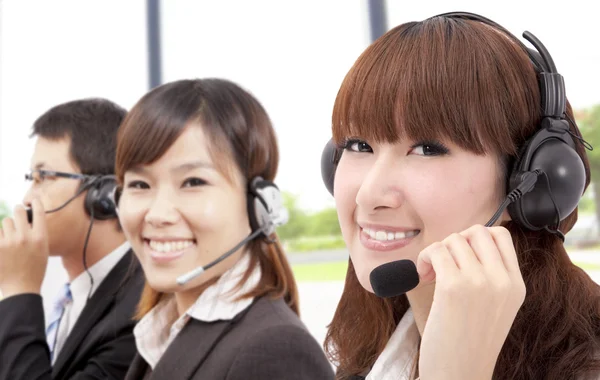 Similing obchodní servisní tým na telefonu — Stock fotografie