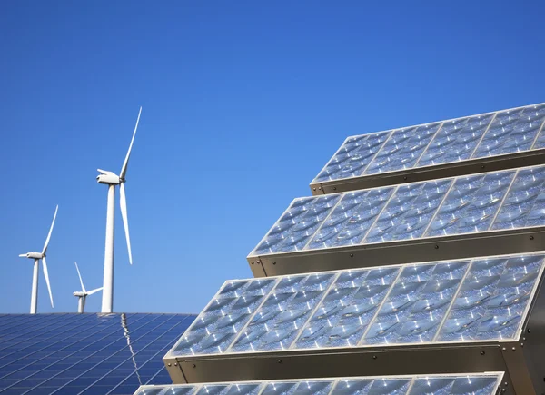 Nya solpaneler och vindkraft turbie — Stockfoto