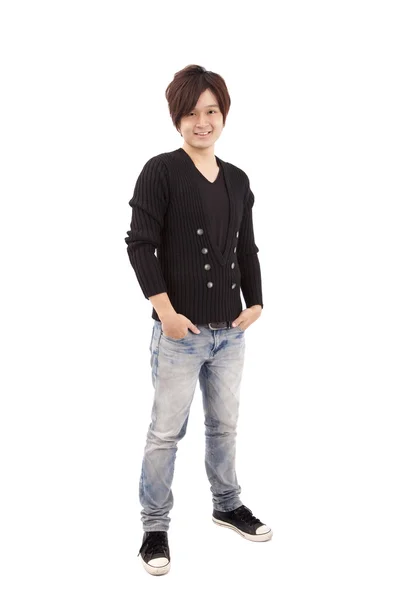Aziatische jonge man die met de handen in de zakken geïsoleerd op witte achtergrond — Stockfoto