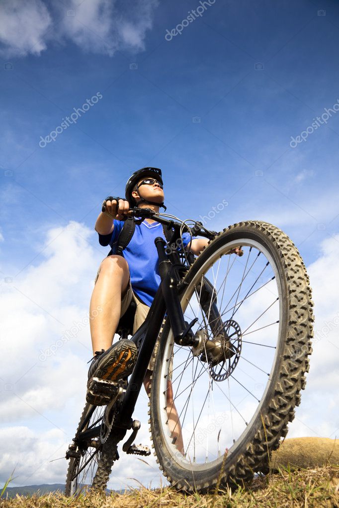 Retrato de un ciclista en el fondo del cielo, un hombre en un