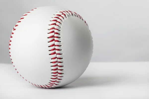 Baseballový míč na bílý stůl — Stock fotografie