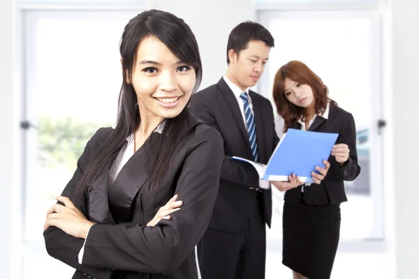 Young and smiling Business woman in an office — Stock Photo, Image