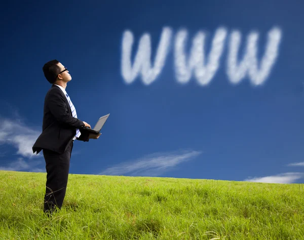 Concepto de computación en nube de Internet. hombre de negocios usando el ordenador portátil y viendo int — Foto de Stock