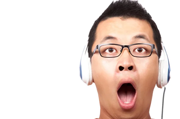 Překvapený mladý muž v sluchátka — Stock fotografie