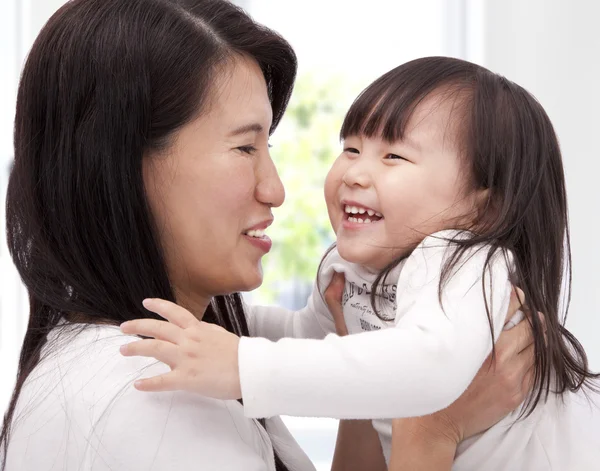 Крупный план азиатской маленькой девочки и ее матери — стоковое фото