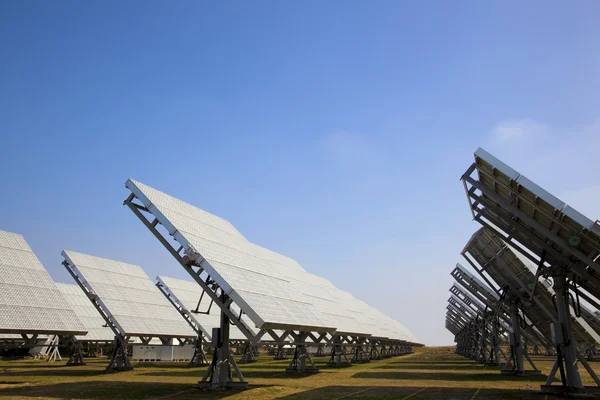 Un campo de paneles solares fotovoltaicos que proporcionan energía verde —  Fotos de Stock