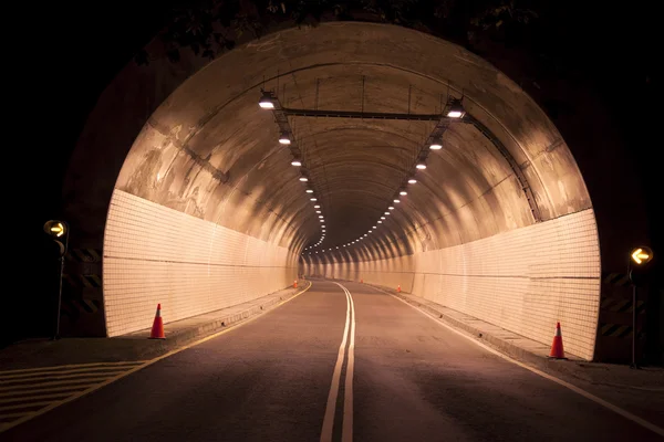 在晚上的老 tunel 之路 — 图库照片