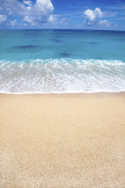 Praia de areia branca tropical e nuvem — Fotografia de Stock
