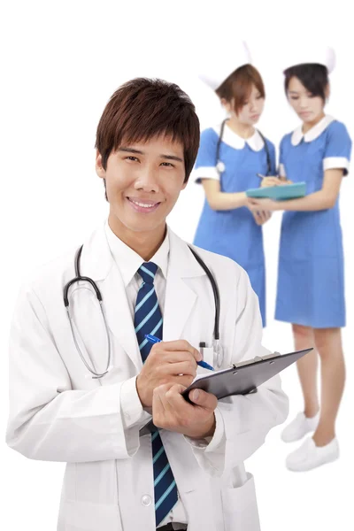 Lachende jonge medische arts en de verpleegsters — Stockfoto