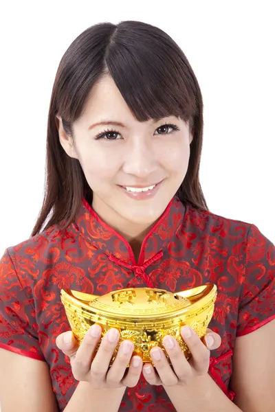 Красивая азиатка носит чхонсам и держит китайский золотой слиток — стоковое фото