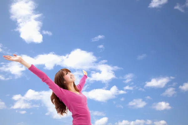 Mooie Aziatische jonge vrouw over blue sky en ontspannen — Stockfoto