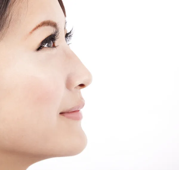Close-up van gezicht van een schoonheid Aziatische vrouw geïsoleerd op witte achtergrond — Stockfoto