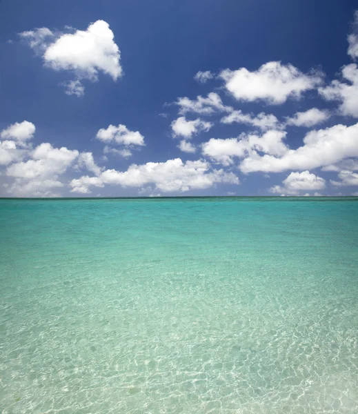 Limpe a praia de água azul e nuvem — Fotografia de Stock