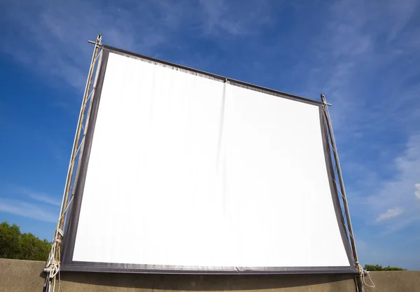 Leere weiße Leinwand für Kino im Freien — Stockfoto
