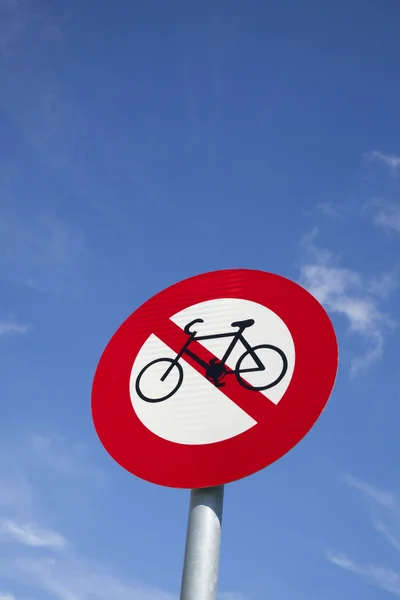 No hay señal de bicicleta con fondo azul cielo —  Fotos de Stock